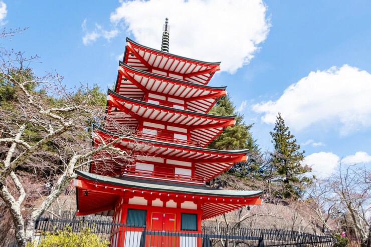 Foto grátis pagode vermelho no lago kawaguchiko, japão