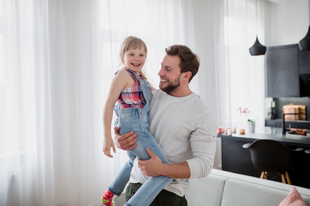 Foto grátis pai alegre com filha