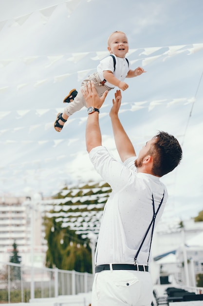 Pai bonito com filho pequeno bonito