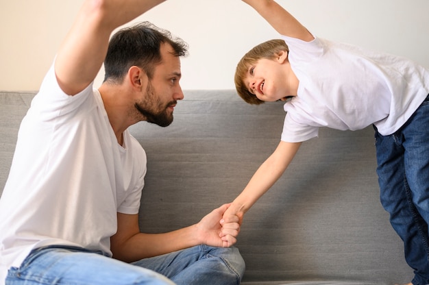 Foto grátis pai brincando com filho no sofá