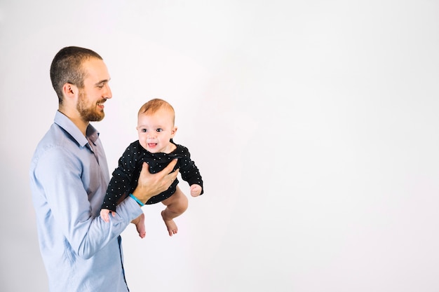 Foto grátis pai brincando com o bebê