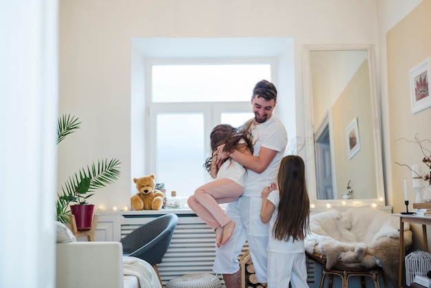 Foto grátis pai celebra o dia dos pais com filhas