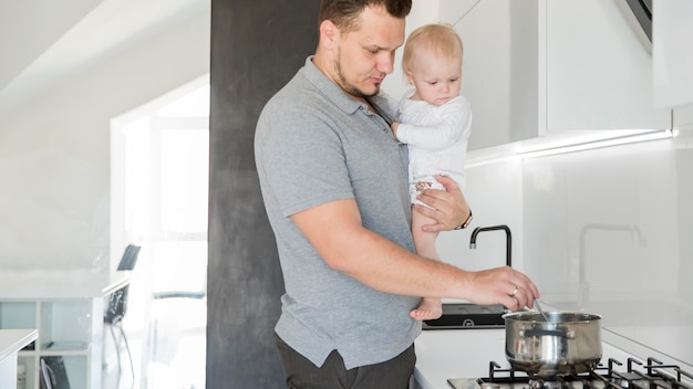 Foto grátis pai com criança cozinhar