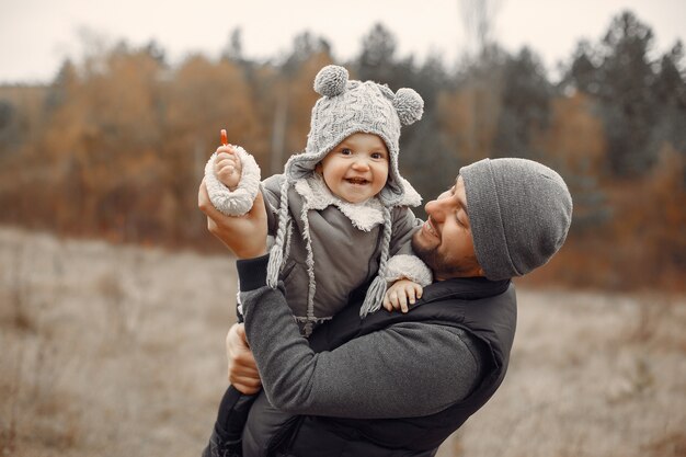 Pai com filha brincando em um campo de primavera