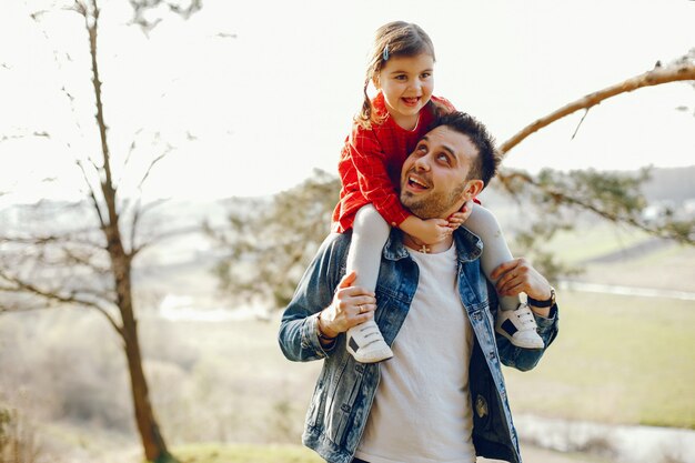 pai com filha em uma floresta