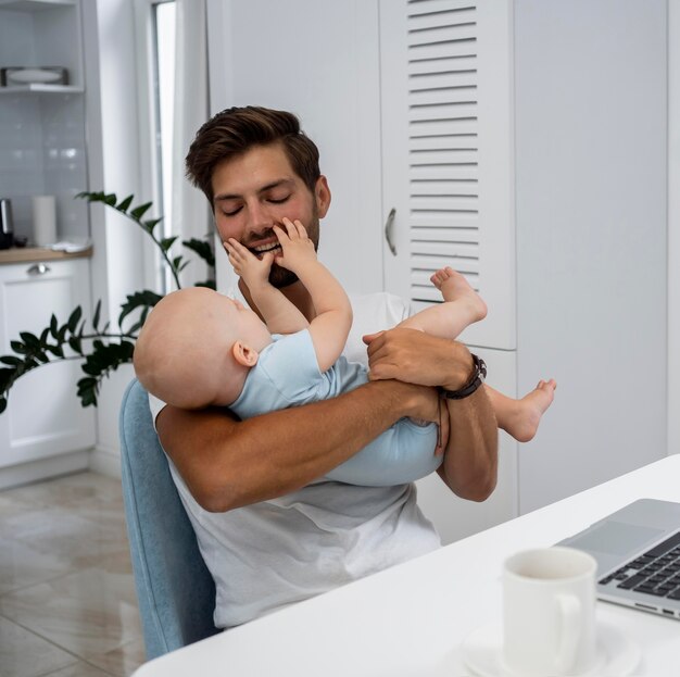 Pai com filho em casa durante a quarentena