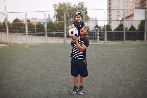 Pai com filho jogando futebol