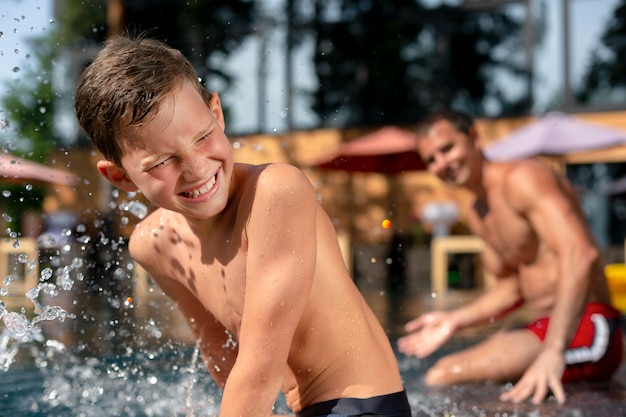 Pai com filho na piscina