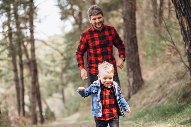 Pai com filho pequeno na floresta