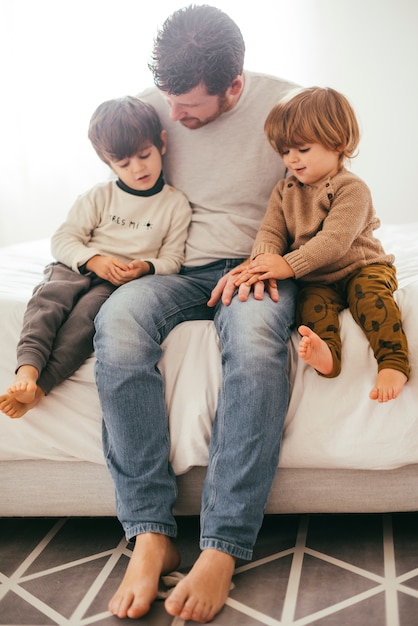 Pai com meninos em casa