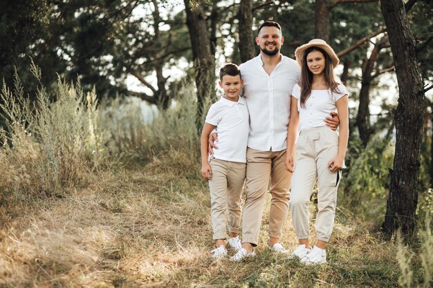 Pai com seu filho e filha no parque