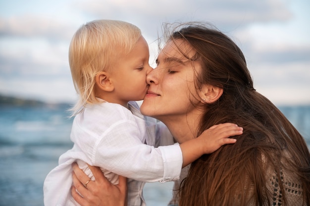 Foto grátis pai com um bebê na praia