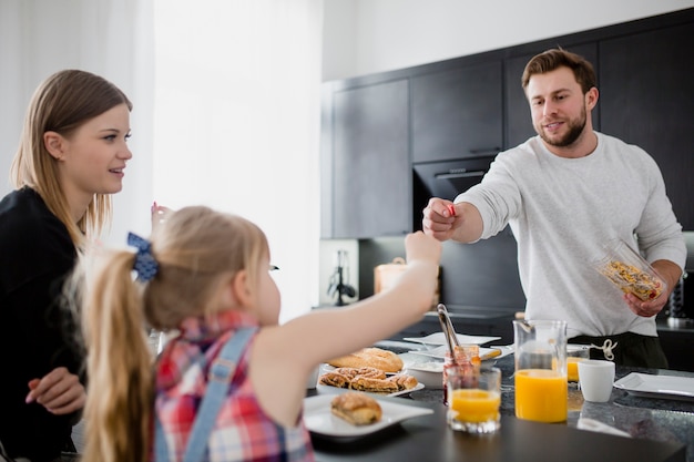 Pai, dar, menina, baga, durante, pequeno almoço