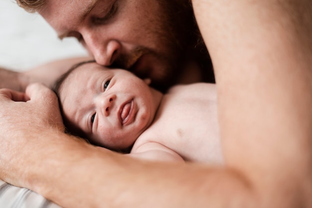 Foto grátis pai de close-up, olhando para seu filho