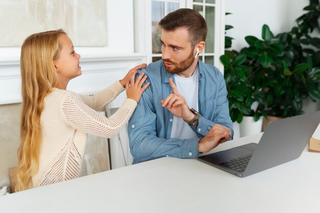 Pai de tiro médio a trabalhar à distância
