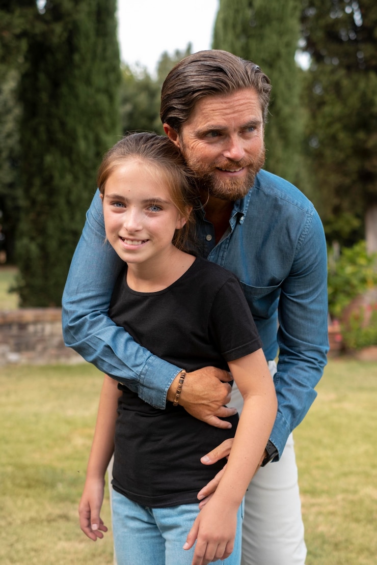 Foto grátis pai de tiro médio segurando a filha