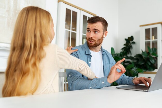 Pai de tiro médio trabalhando remotamente