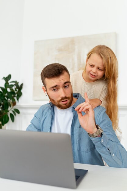 Pai de tiro médio trabalhando remotamente