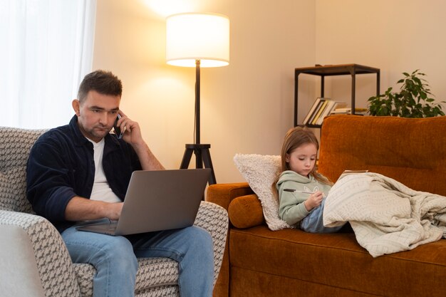 Pai de vista lateral trabalhando com criança em casa