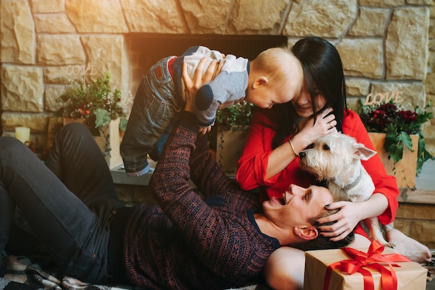 Pai do bebê segurando-se enquanto sua esposa olha para eles