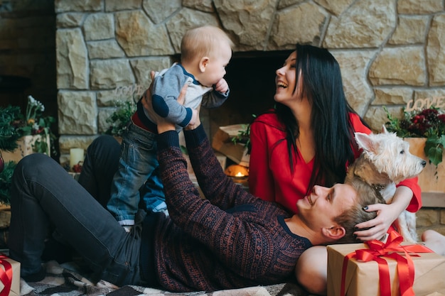 Foto grátis pai do bebê segurando-se enquanto sua esposa olha para eles