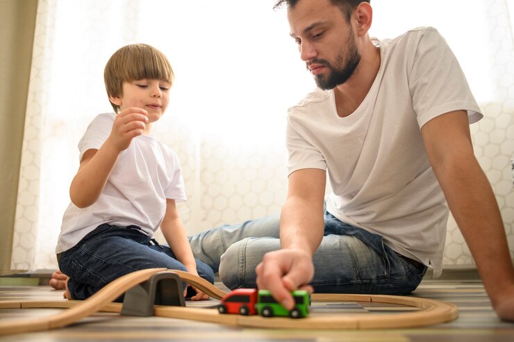 Foto grátis pai e brinquedos brincando juntos
