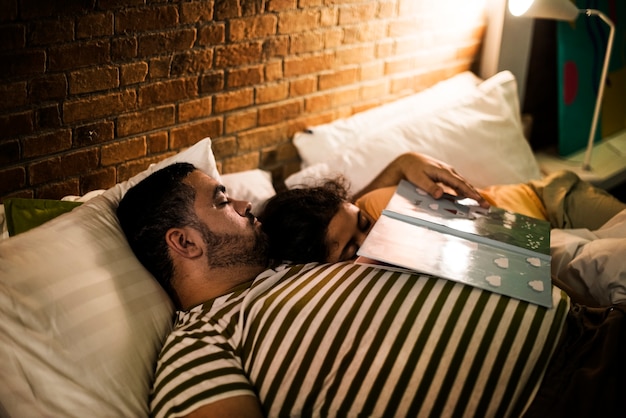 Pai e filha adormecer durante a história para dormir