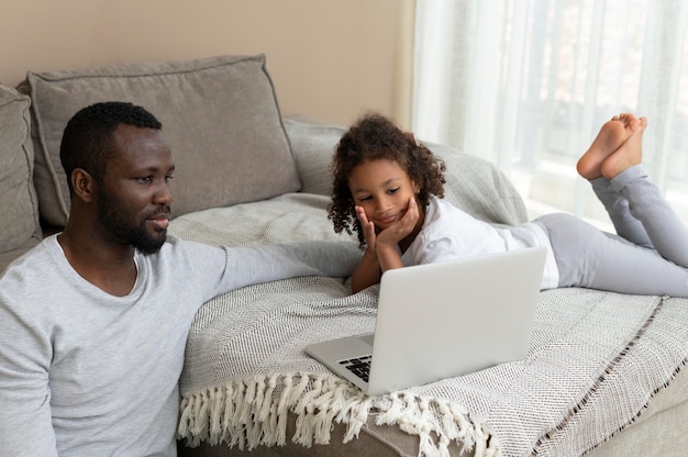 Pai e filha assistindo um filme