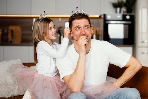 Pai e filha brincando juntos com a tiara