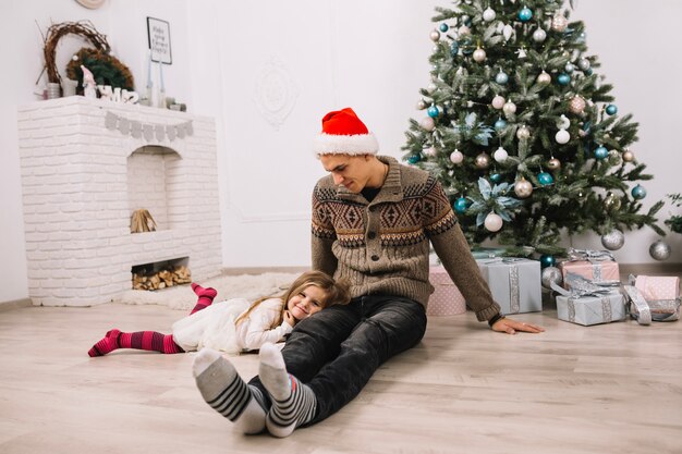 Pai e filha comemorando o natal em casa