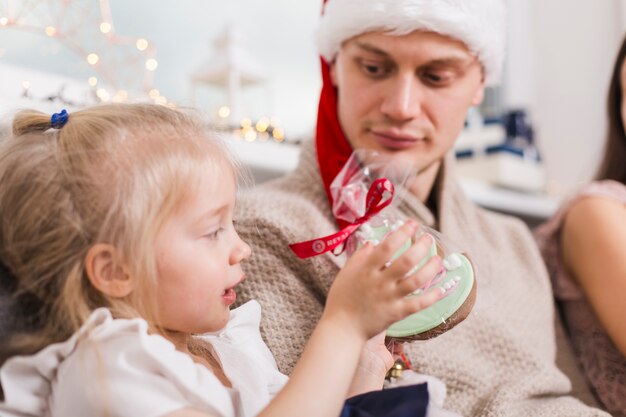 Pai e filha comemorando o Natal juntos