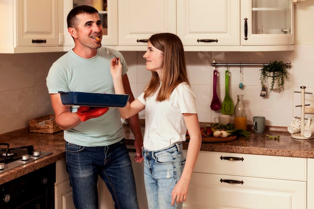 Pai e filha cozinhando na cozinha