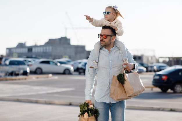 pai e filha depois das compras