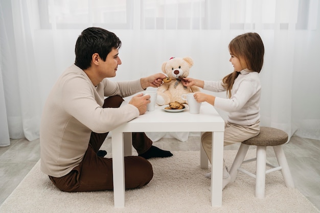 Pai e filha em casa brincando juntos