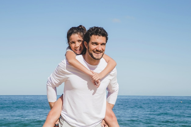 Pai e filha em férias de verão