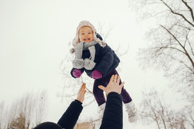 Pai e filha em um parque de inverno