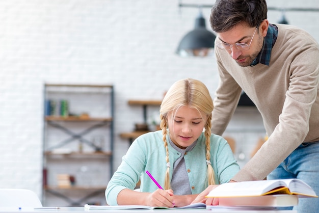 Pai e filha fazendo lição de casa