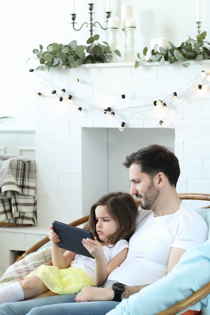 Pai e filha juntos em casa