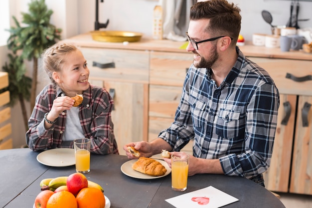 Pai e filha juntos na mesa de café da manhã