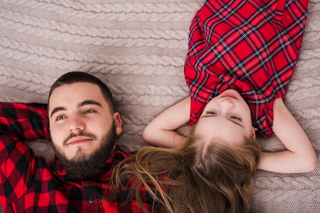 Foto grátis pai e filha juntos no dia dos pais