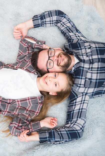 Pai e filha juntos no dia dos pais