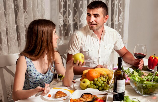 Pai e filha na mesa de jantar