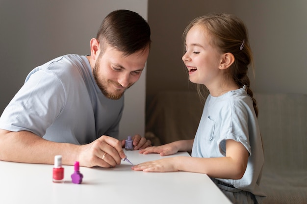 Pai e filha passando um tempo juntos