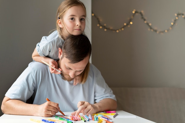 Foto grátis pai e filha passando um tempo juntos