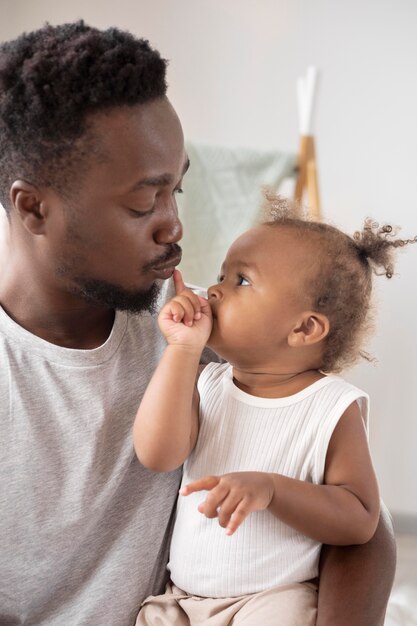 Pai e filha passando um tempo juntos