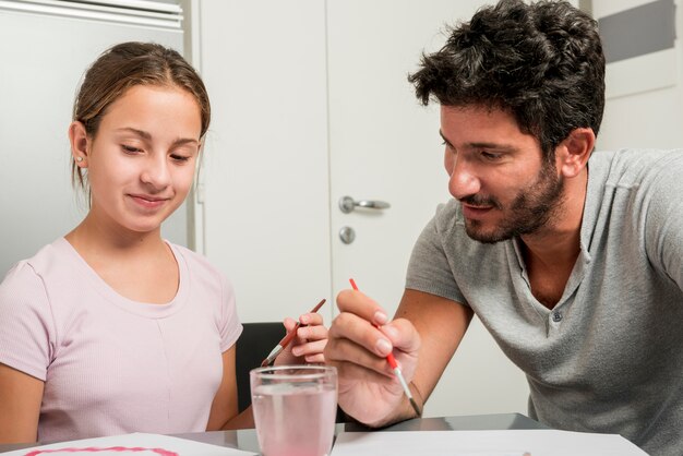 Pai e filha pintando juntos no dia dos pais