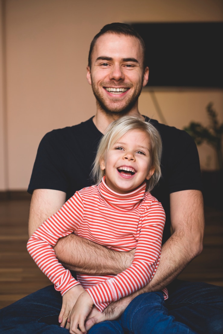 Foto grátis pai e filha rindo juntos