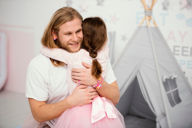 Pai e filha se abraçando em casa