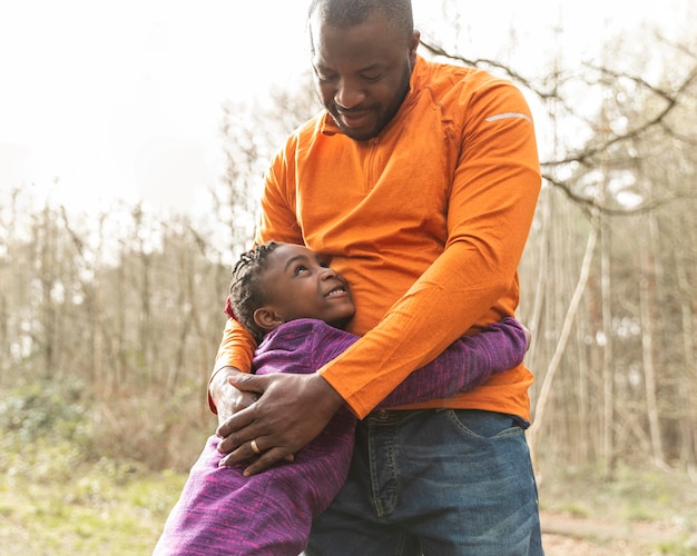 Foto grátis pai e filha se divertindo juntos