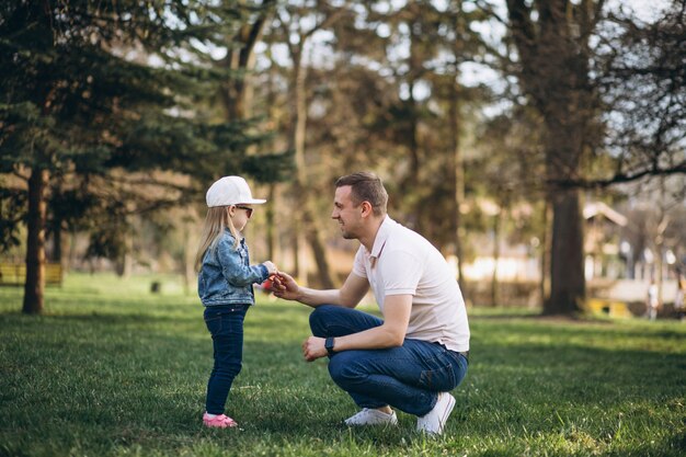 Pai e filha se divertindo